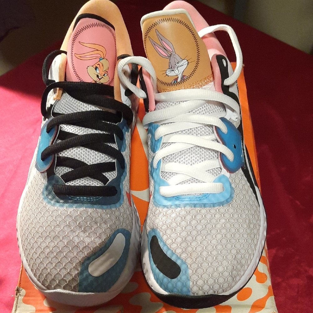 Nike Renew Bugs Bunny And Lola Womens Size 9 Athletic Shoes